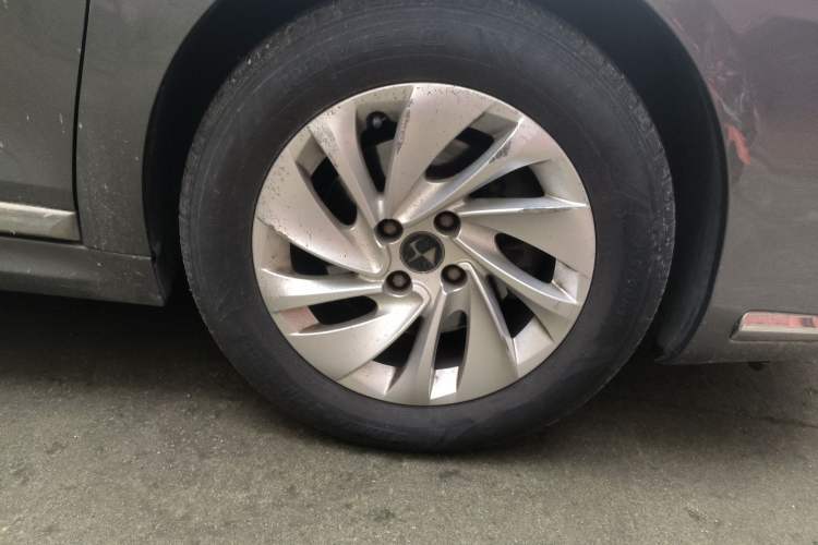 Used DS 5LS 2014 1.8L automatic Comfort version VTi140 Right Front Wheel Hub