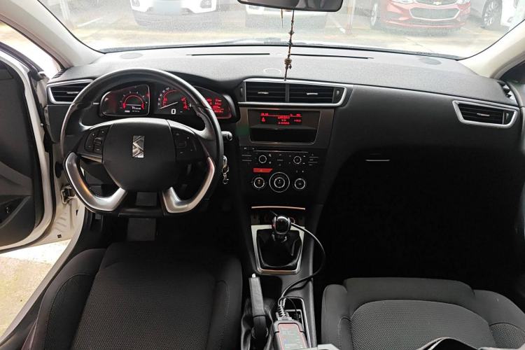 Used DS 5LS 2014 1.8L Manual Comfort Version VTi140 Center Console