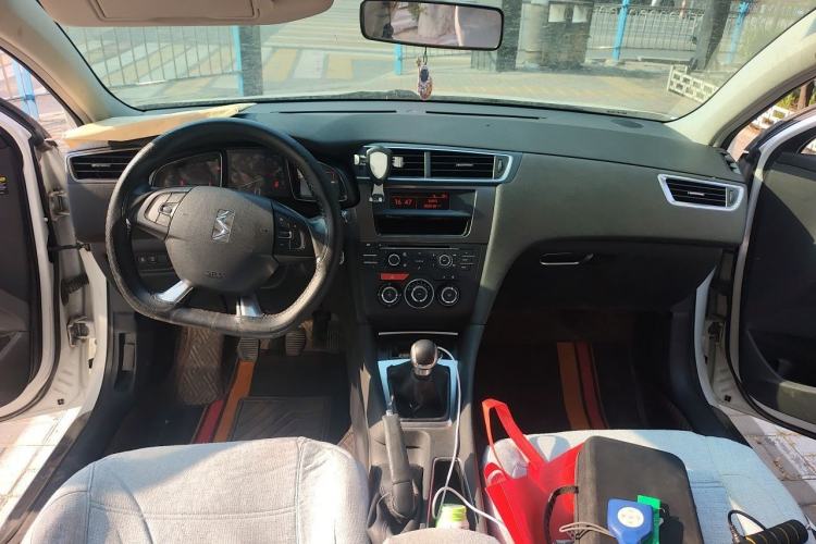 Used DS 5LS 2014 1.8L Manual Comfort Version VTi140 Center Console