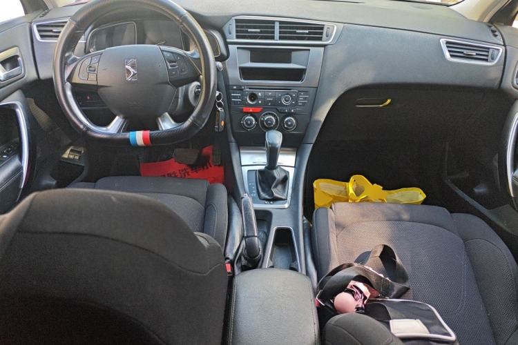 Used DS 5LS 2014 1.8L Elegant Edition VTi140 Center Console