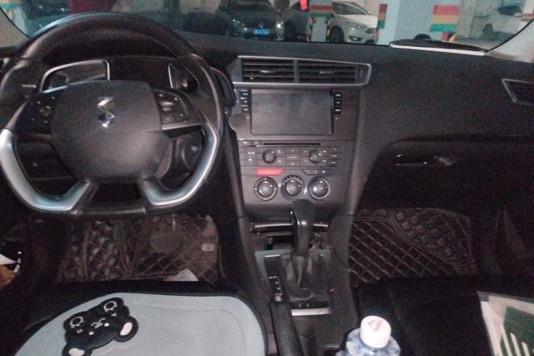Used DS 5LS 2014 1.8L automatic Comfort version VTi140 Center Console