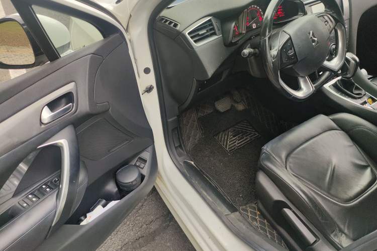 Used DS 5LS 2014 1.8L Elegant Edition VTi140 Driver Seat