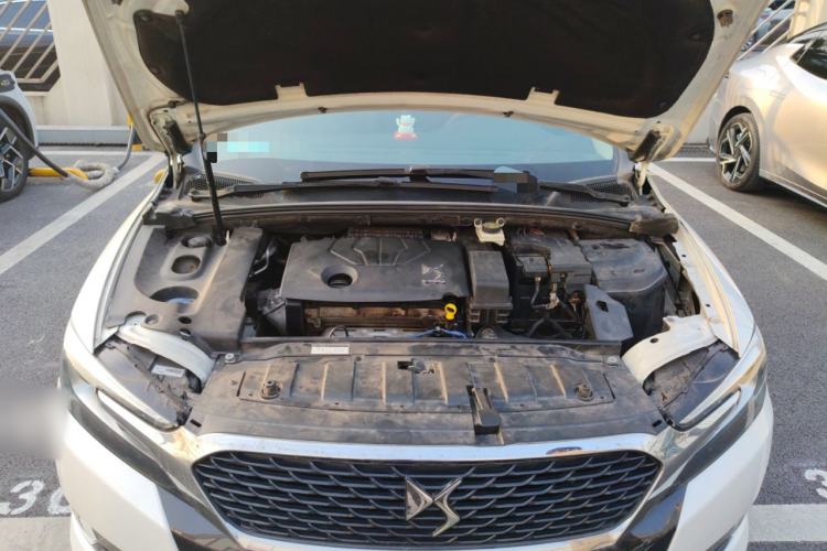 Used DS 5LS 2014 1.8L automatic Comfort version VTi140 Engine Bay