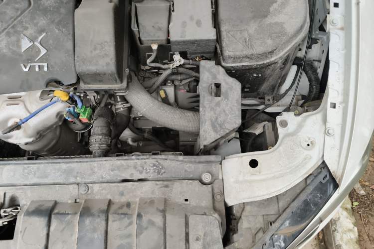 Used DS 5LS 2014 1.8L automatic Comfort version VTi140 Engine Bay Left