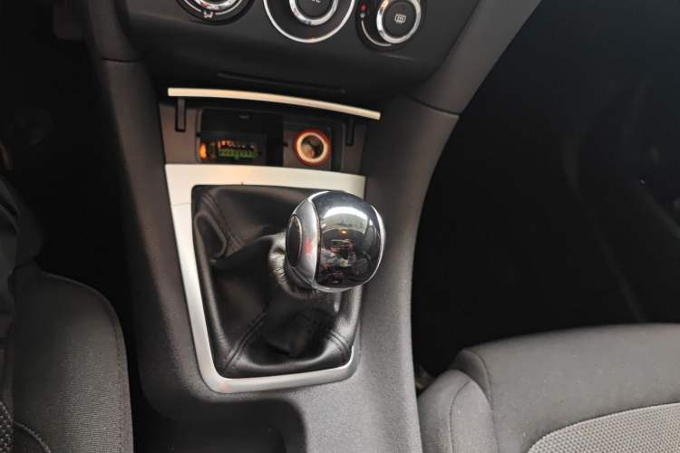Used DS 5LS 2014 1.8L Manual Comfort Version VTi140 Gear Lever
