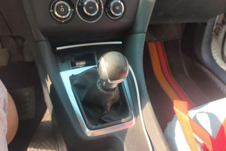 Used DS 5LS 2014 1.8L Manual Comfort Version VTi140 Gear Lever