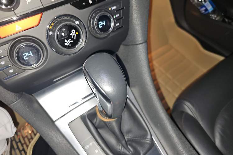 Used DS 5LS 2014 1.6T Luxury Edition THP160 Gear Lever
