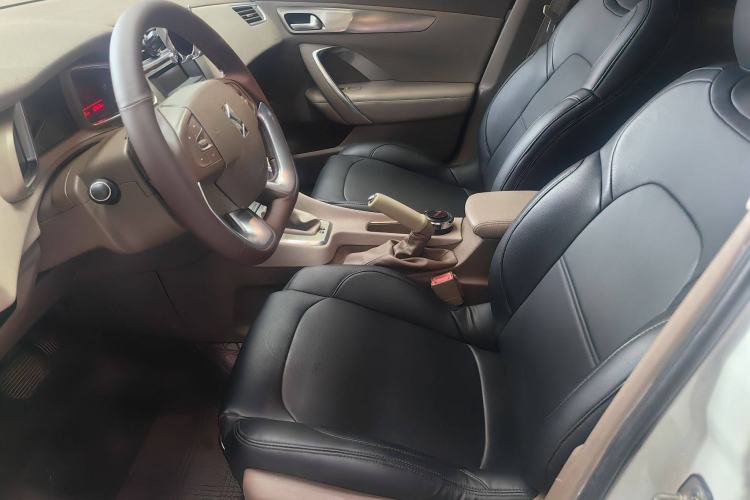Used DS 5LS 2014 1.8L automatic Comfort version VTi140 Interior 2