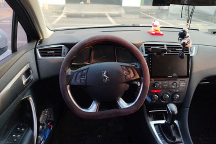Used DS 5LS 2014 1.8L automatic Comfort version VTi140 Interior 3