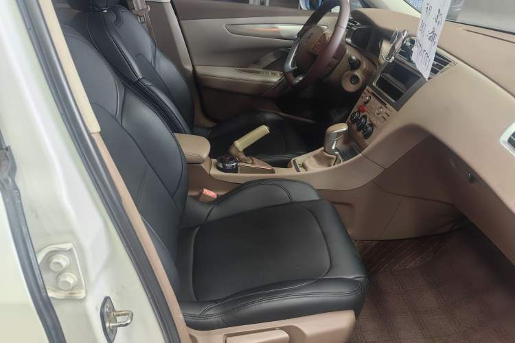 Used DS 5LS 2014 1.8L automatic Comfort version VTi140 Interior 4