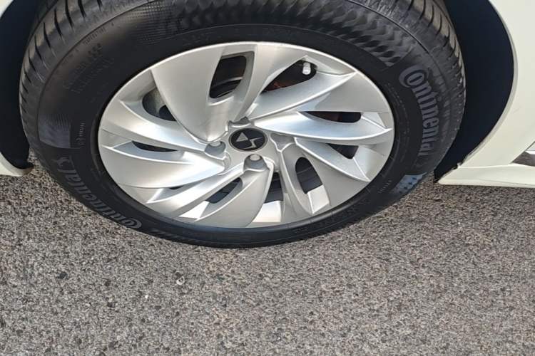 Used DS 5LS 2014 1.8L automatic Comfort version VTi140 Left Front Wheel Hub