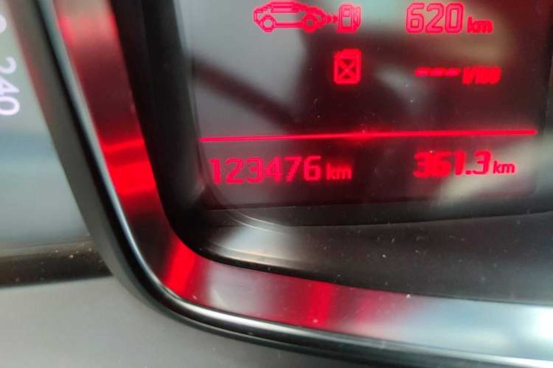 Used DS 5LS 2014 1.8L Elegant Edition VTi140 Odometer Close Up