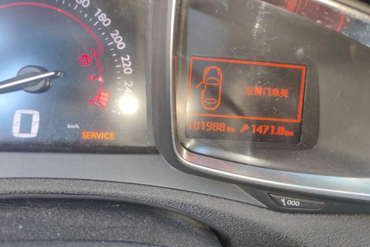 Used DS 5LS 2014 1.6T Luxury Edition THP160 Odometer Close Up