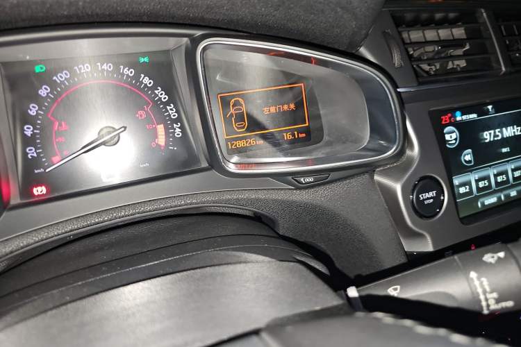 Used DS 5LS 2014 1.6T Luxury Edition THP160 Odometer Close Up