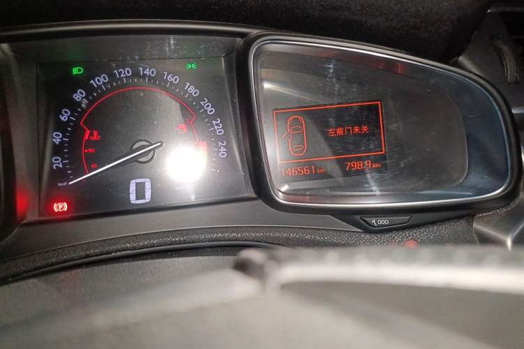 Used DS 5LS 2014 1.6T Luxury Edition THP160 Odometer Close Up