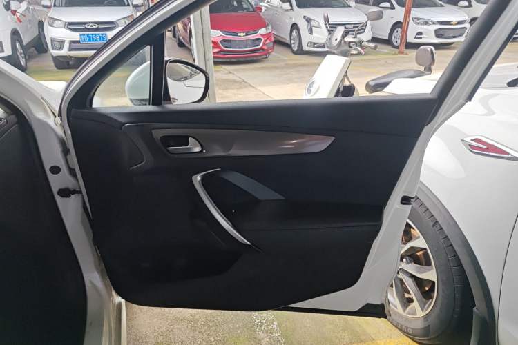 Used DS 5LS 2014 1.8L Manual Comfort Version VTi140 Right Front Door Interior