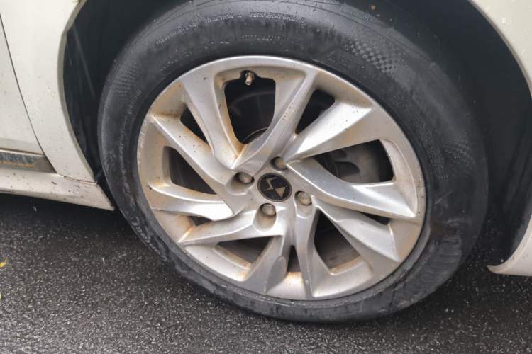 Used DS 5LS 2014 1.8L Elegant Edition VTi140 Right Front Wheel Hub