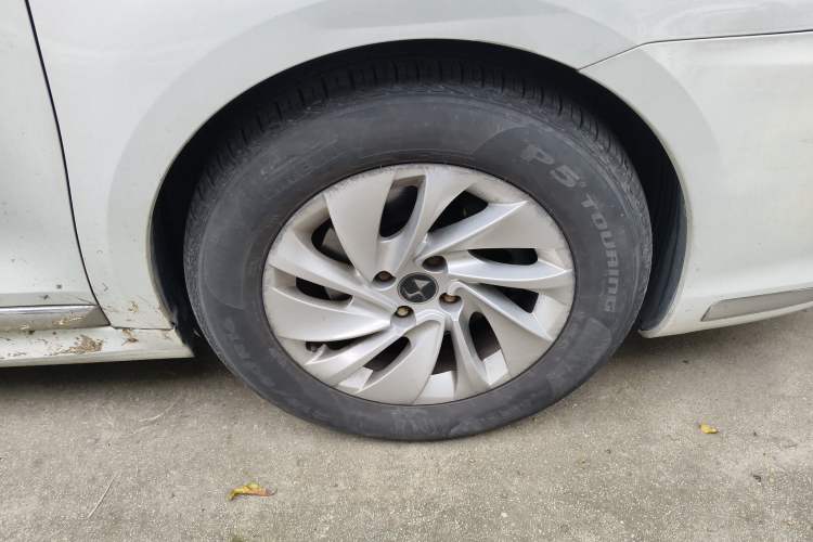 Used DS 5LS 2014 1.8L automatic Comfort version VTi140 Right Front Wheel Hub