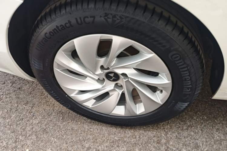 Used DS 5LS 2014 1.8L automatic Comfort version VTi140 Right Rear Wheel Hub