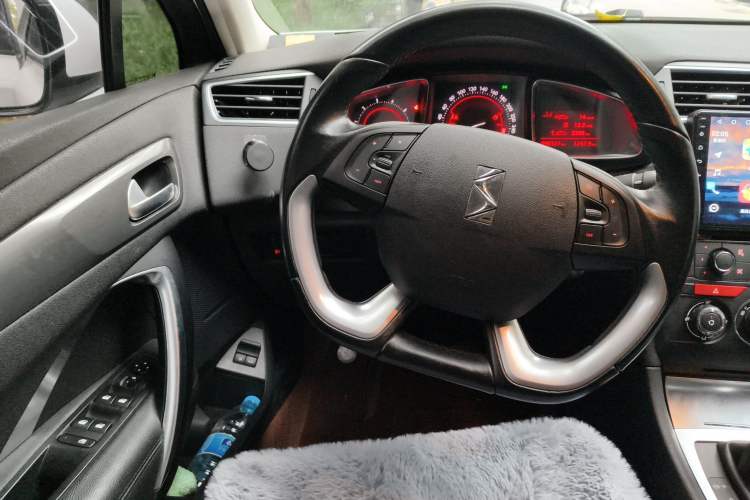 Used DS 5LS 2014 1.8L automatic Comfort version VTi140 Steering Wheel