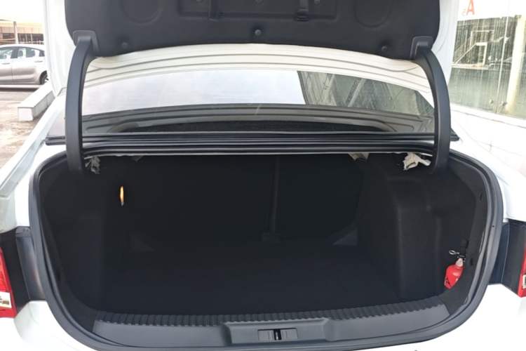 Used DS 5LS 2014 1.8L automatic Comfort version VTi140 Trunk