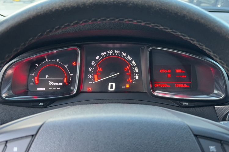 Used DS 5LS 2015 1.6T Comfort Edition THP160 Odometer Close Up