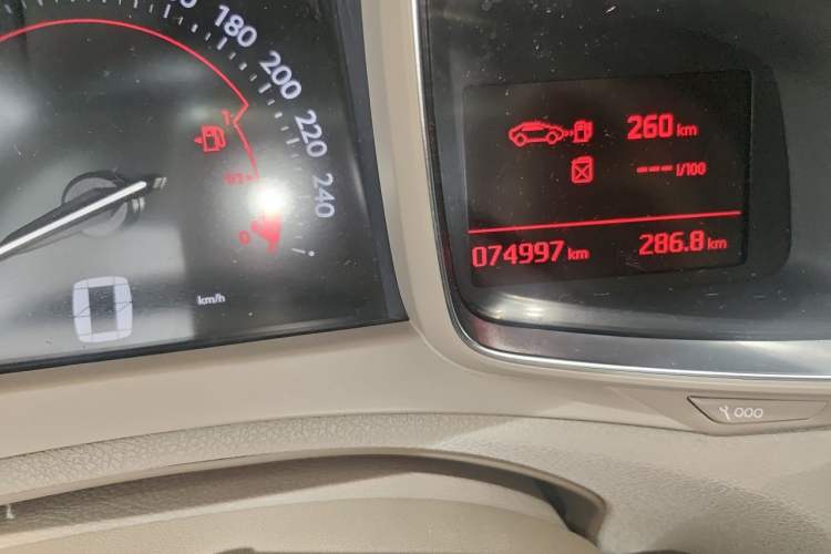 Used DS 5LS 2015 1.6T Comfort Edition THP160 Odometer Close Up