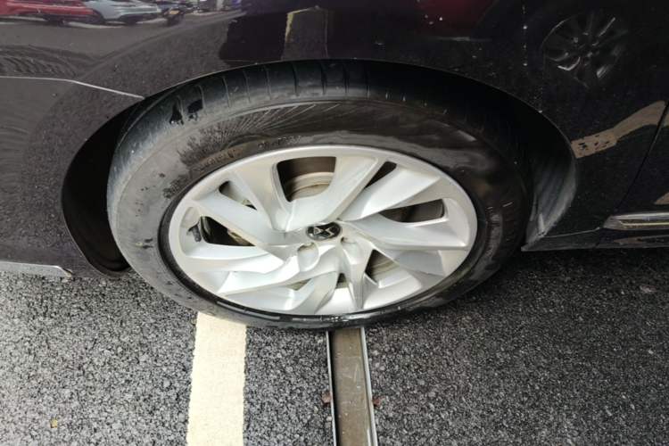 Used DS 5LS 2015 1.6T Comfort Edition THP160 Left Front Wheel Hub