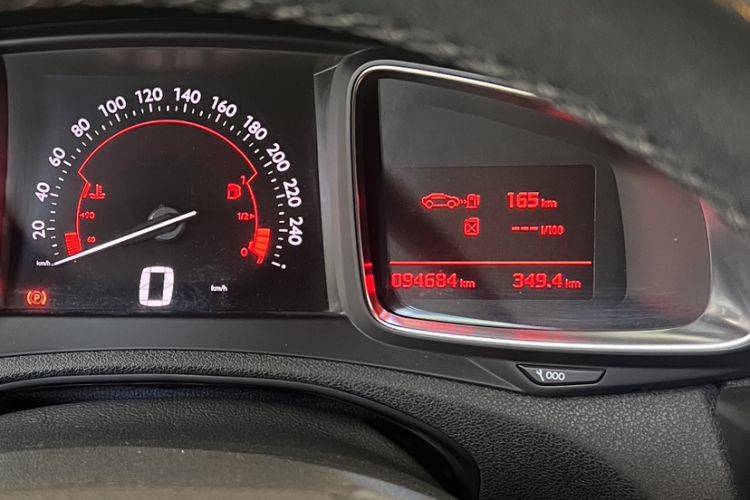 Used DS 5LS 2015 1.6T Comfort Edition THP160 Odometer Close Up