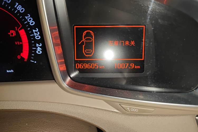 Used DS 5LS 2015 1.6T Comfort Edition THP160 Odometer Close Up
