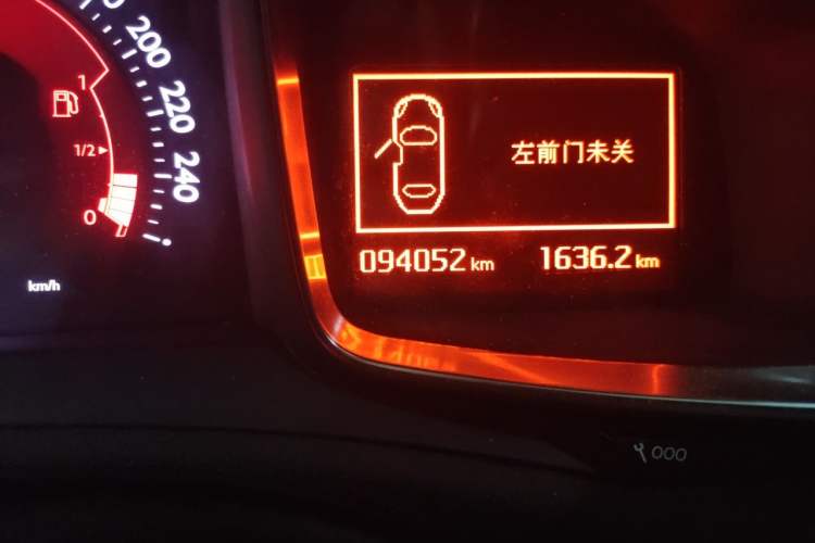 Used DS 5LS 2015 1.6T Luxury Edition THP160 Odometer Close Up