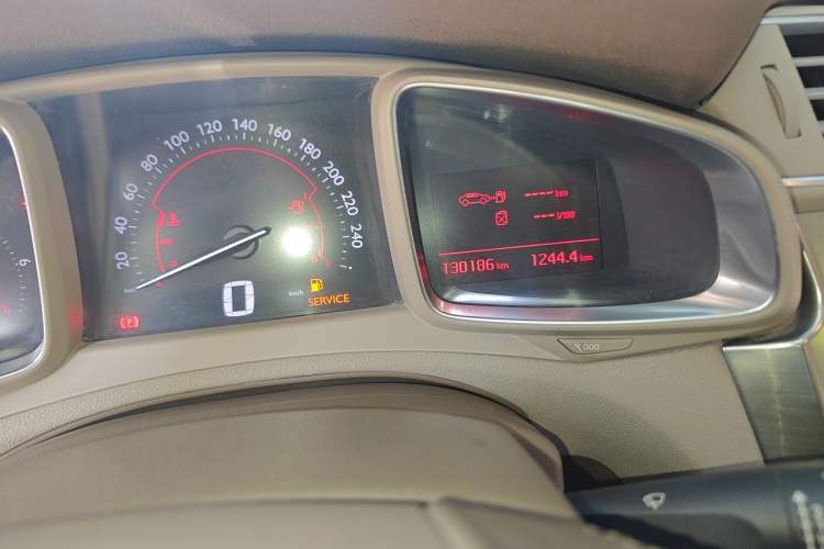 Used DS 5LS 2015 1.6T Comfort Edition THP160 Odometer Close Up