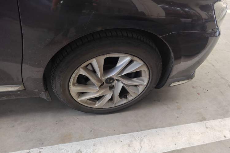 Used DS 5LS 2015 1.6T Comfort Edition THP160 Right Front Wheel Hub
