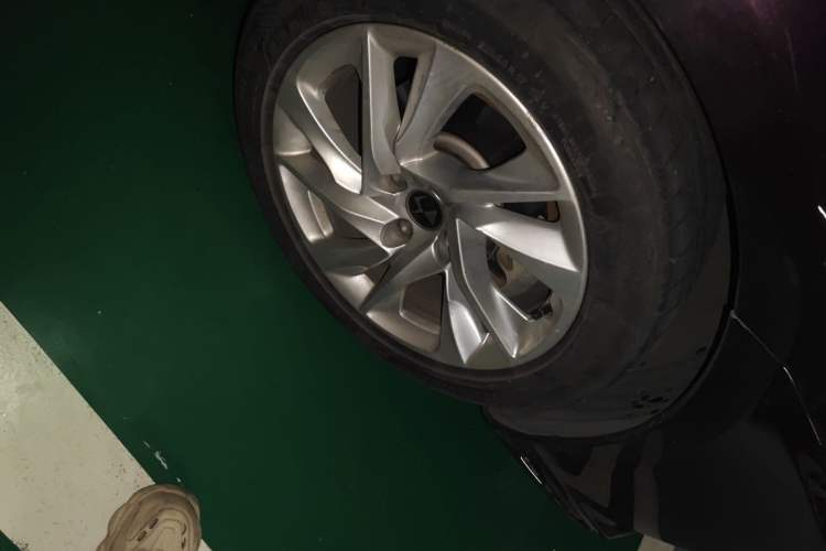 Used DS 5LS 2015 1.6T Comfort Edition THP160 Right Front Wheel Hub