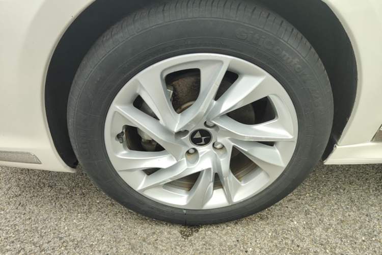 Used DS 5LS 2015 1.6T Comfort Edition THP160 Left Front Wheel Hub