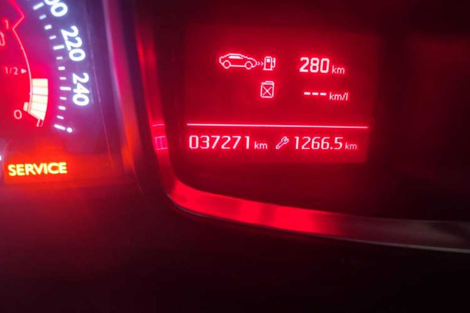 Used DS 5LS 2015 1.6T Elegant Edition THP160 Odometer Close Up