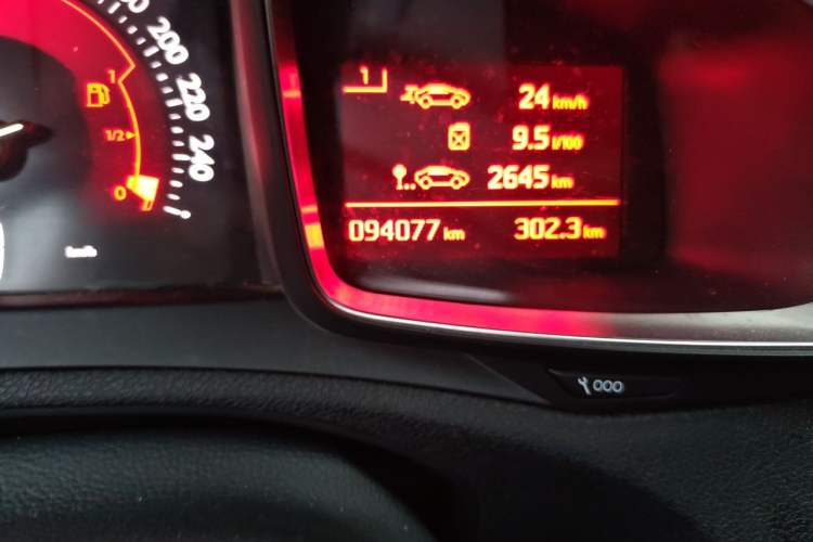 Used DS 5LS 2015 1.6T Comfort Edition THP160 Odometer Close Up
