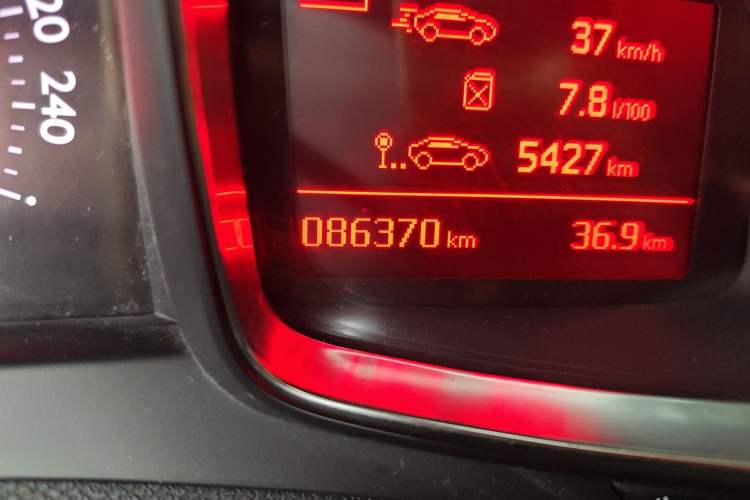 Used DS 5LS 2015 1.6T Comfort Edition THP160 Odometer Close Up