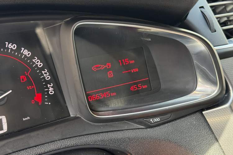 Used DS 5LS 2015 1.6T Style Edition THP160 Odometer Close Up