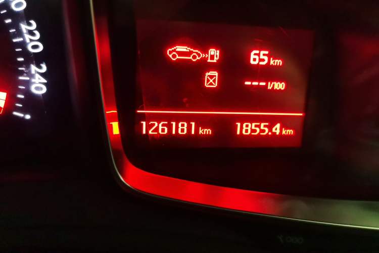 Used DS 5LS 2015 1.6T Comfort Edition THP160 Odometer Close Up