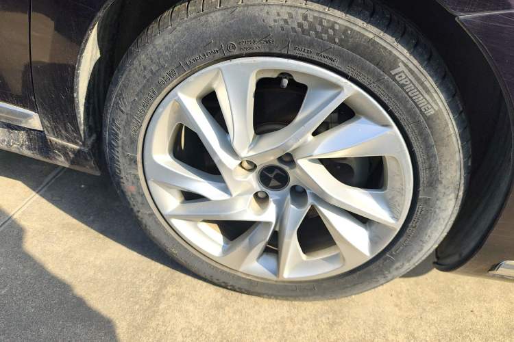 Used DS 5LS 2016 1.6T Comfort Edition THP160 Right Front Wheel Hub