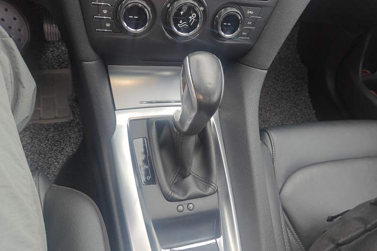 Used DS 6 2014 1.6T Luxury Edition THP160 Gear Lever