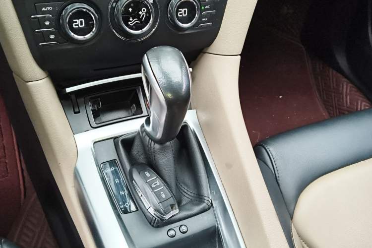Used DS 6 2014 1.6T Luxury Edition THP160 Gear Lever
