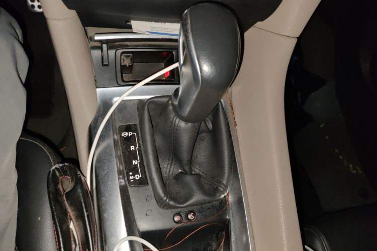 Used DS 6 2014 1.6T Luxury Edition THP200 Gear Lever