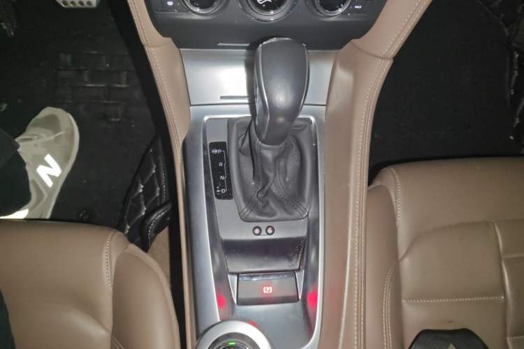 Used DS 6 2014 1.6T Prestige Edition THP200 Gear Lever