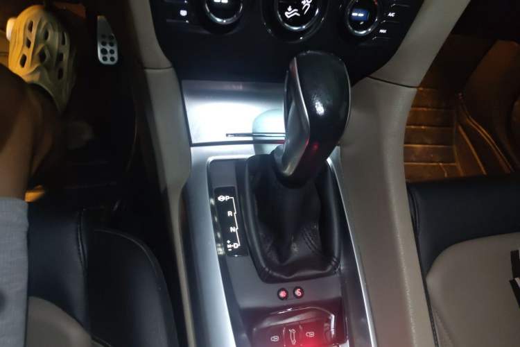 Used DS 6 2014 1.6T Luxury Edition THP200 Gear Lever