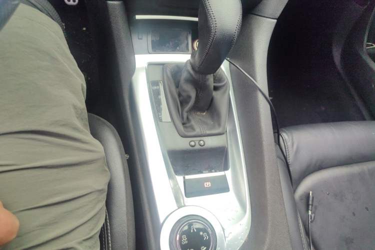 Used DS 6 2014 1.6T Luxury Edition THP200 Gear Lever