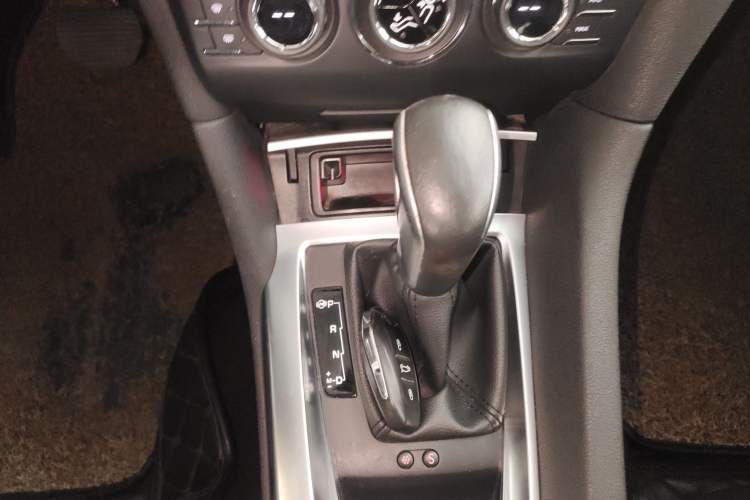 Used DS 6 2014 1.6T Luxury Edition THP160 Gear Lever