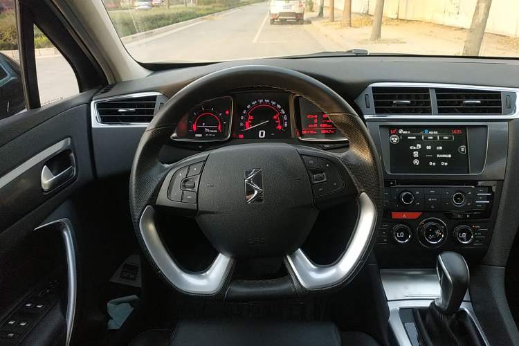 Used DS 6 2014 1.6T Luxury Edition THP160 Interior 2