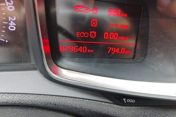 Used DS 6 2014 1.6T Luxury Edition THP160 Odometer Close Up